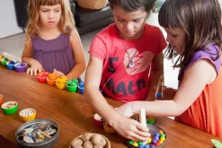 Grapat 6 houten kommetjes en 36 eikeltjes - 6 kleuren - Discount