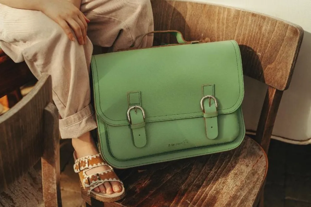 Own Stuff Lederen boekentas met gespen - Pastel Green -