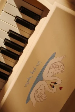 Konges Slojd Piano - Swan - Online