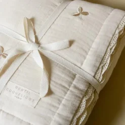 Gentil Coquelicot Quilted dekentje - Handgeborduurd met klavertjes - Discount