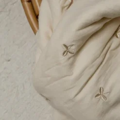 Gentil Coquelicot Quilted dekentje - Handgeborduurd met klavertjes - Discount