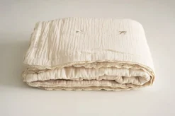 Gentil Coquelicot Quilted dekentje - Handgeborduurd met zwaluwen - Discount