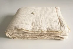Gentil Coquelicot Quilted dekentje - Handgeborduurd met bloemen - Online